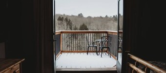 Luxury cabin on private drive. Fall foliage at its finest, waterfront access. 
