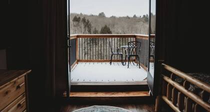 Luxury cabin on private drive. Fall foliage at its finest, waterfront access.