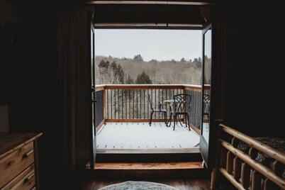 Luxury cabin on private drive. Fall foliage at its finest, waterfront access. 