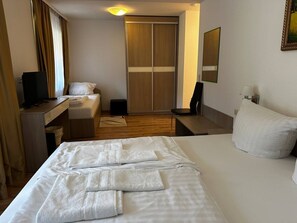 2 habitaciones, escritorio y espacio para trabajar con laptop 