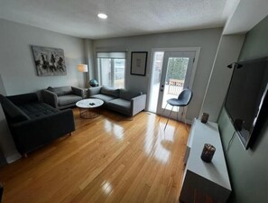 Living area - Near Vaughan mills & wonderland (Newmarket)