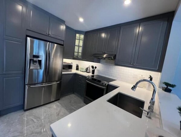 Private kitchen - Near Vaughan mills & wonderland (Newmarket)