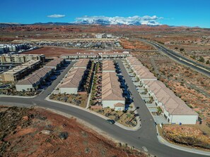 A large hotel with multiple buildings, arranged in a grid pattern with parking spaces in front. - Top Tier Townhome in Washington Utah Private Spa, Pool, Firepit. VS507 (Washington)