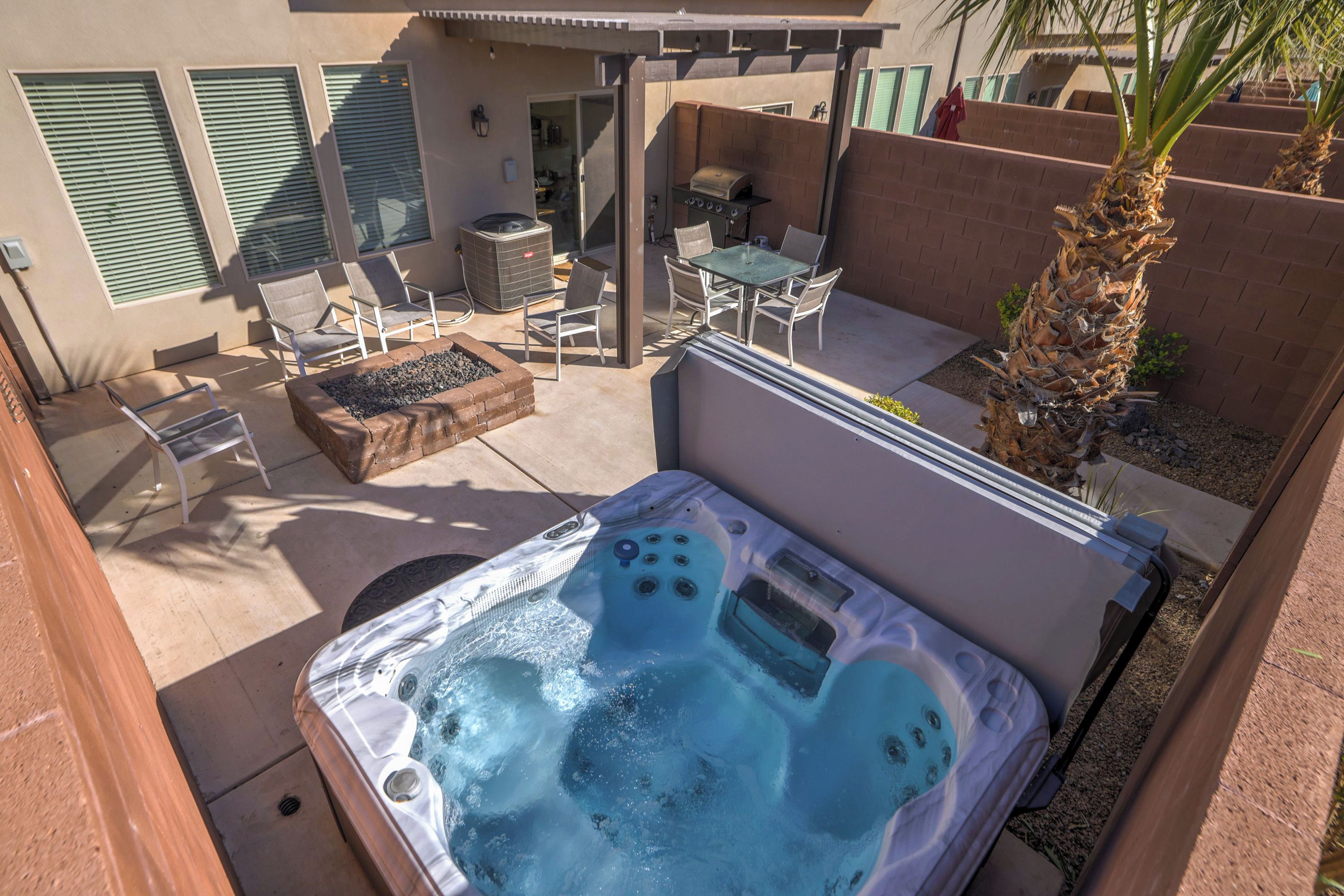 Ein Garten mit Whirlpool, Sitzgelegenheit im Freien und Grillplatz.