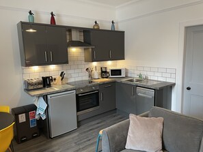 Frigorífico, microondas, horno y lavavajillas