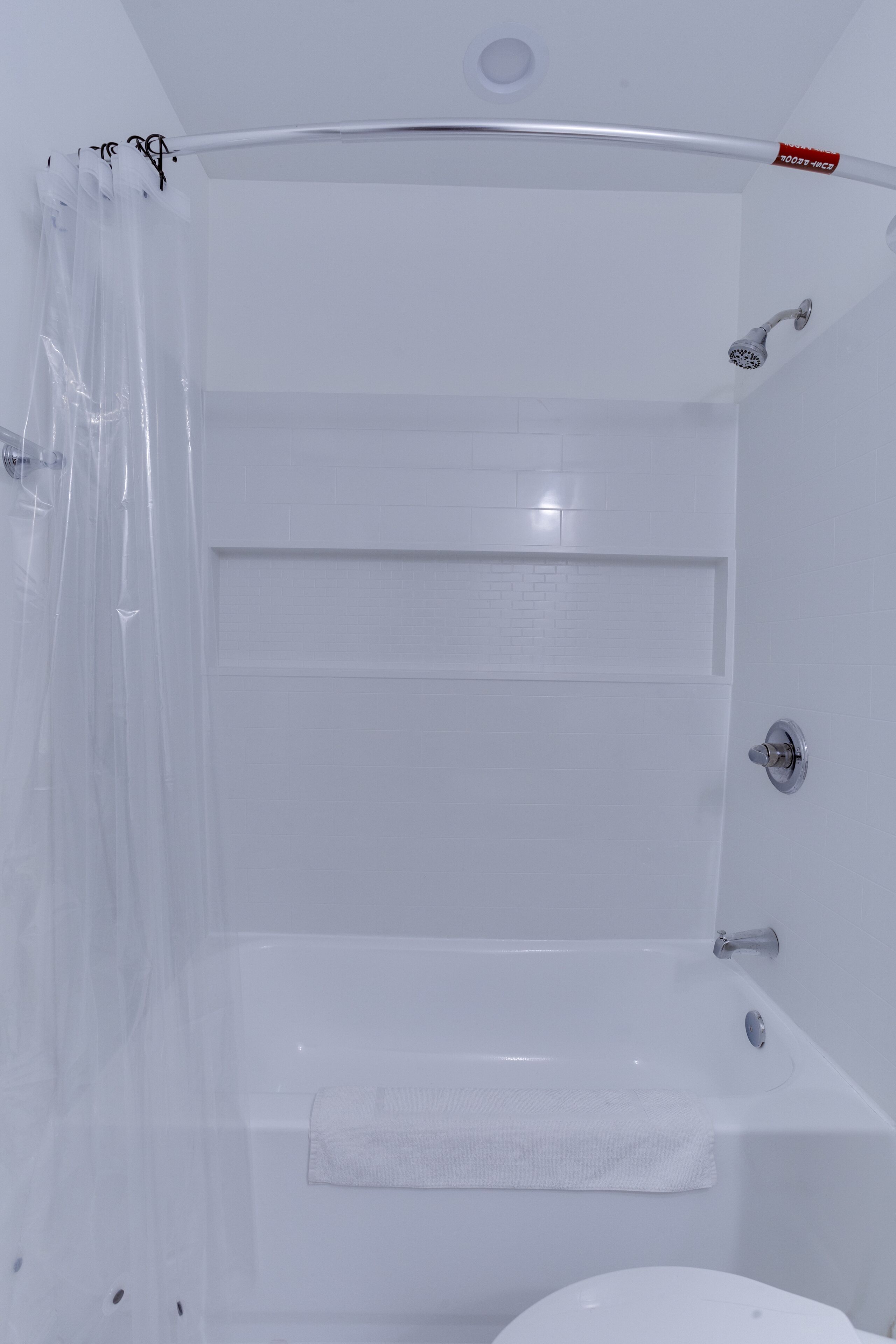 Un baño moderno con bañera, ducha e inodoro.