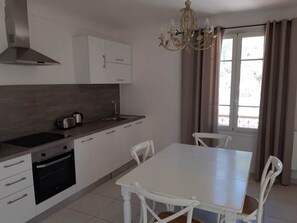 Køleskab, mikrobølgeovn, ovn, kaffe-/temaskine