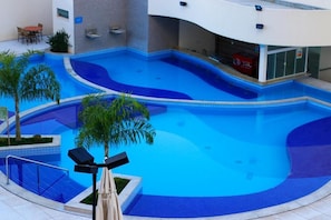 Een buitenzwembad, een verwarmd zwembad