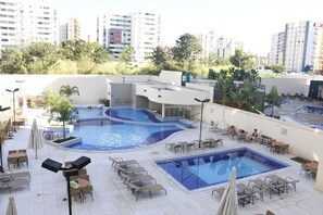 Alberca al aire libre y alberca climatizada