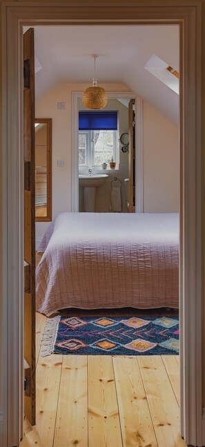 3 bedrooms, desk, iron/ironing board, travel cot - Near Glastonbury Festival farm stay cottage sleeps 5 (Glastonbury)