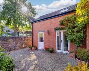 Exterior - Near Glastonbury Festival farm stay cottage sleeps 5 (Glastonbury)