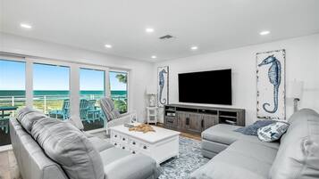 TV connectée, cheminée, écrans d'ordinateur