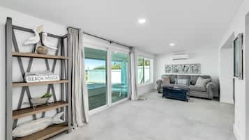 TV connectée, cheminée, écrans d'ordinateur