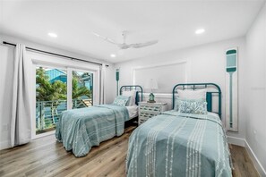 4 間睡房、房內夾萬、書桌、可攜式嬰兒床