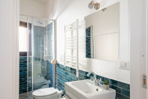 Dutxa, bidet, tovalloles i paper higiènic 
