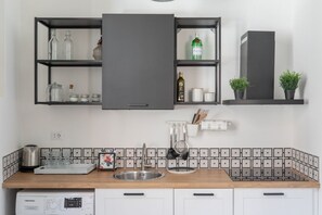 Refrigerador, placa de cocina, lavavajillas, cafetera/tetera