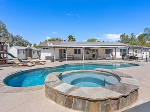 Et oppvarmet basseng