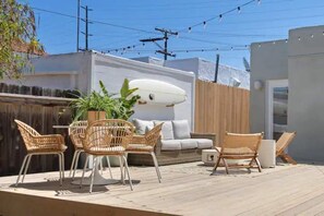Outdoor dining - Minty Surf House Walkable Outdoor Patio Paradise (San Diego)