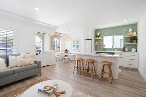 Living area - Minty Surf House Walkable Outdoor Patio Paradise (San Diego)