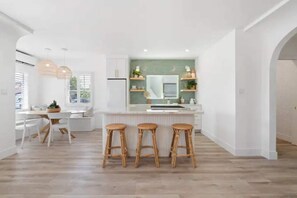 Dining tables - Minty Surf House Walkable Outdoor Patio Paradise (San Diego)