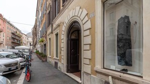 Unclassified image, 5 of 19, button - iFlat | The G Flat (Roma)