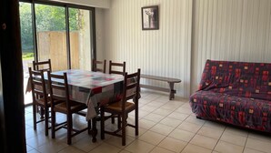 A dining area with a table and chairs, a bench, and a sofa. - Gîte au Bord de l' eau Proche du Puy du Fou et du Parc Oriental de Maulévrier ! (Maulevrier)
