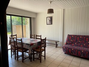 Fernseher, Tischfußball, Tischtennisplatte