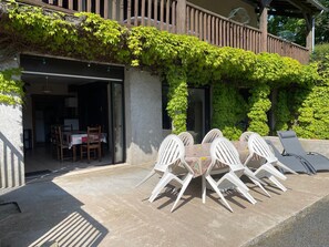 Outdoor dining - Gîte au Bord de l' eau Proche du Puy du Fou et du Parc Oriental de Maulévrier ! (Maulevrier)