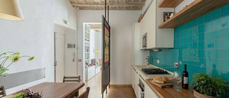 Køleskab, mikrobølgeovn, ovn, kogeplade