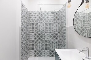 Douche, sèche-cheveux, bidet, serviettes fournies
