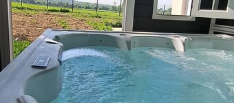 House sleeps 6 with jacuzzi, La Béroline, pets allowed.