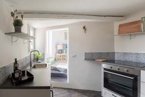 Kjøleskap, mikrobølgeovn, kaffetrakter/tekoker og kjøkkenutstyr