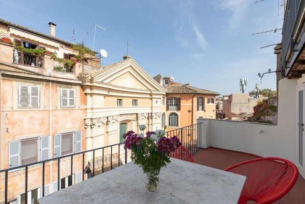 Outdoor dining - iFlat | Triple Terrace on Trastevere Rooftops (Roma)