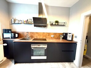 Kühlschrank, Mikrowelle, Ofen, Herdplatte