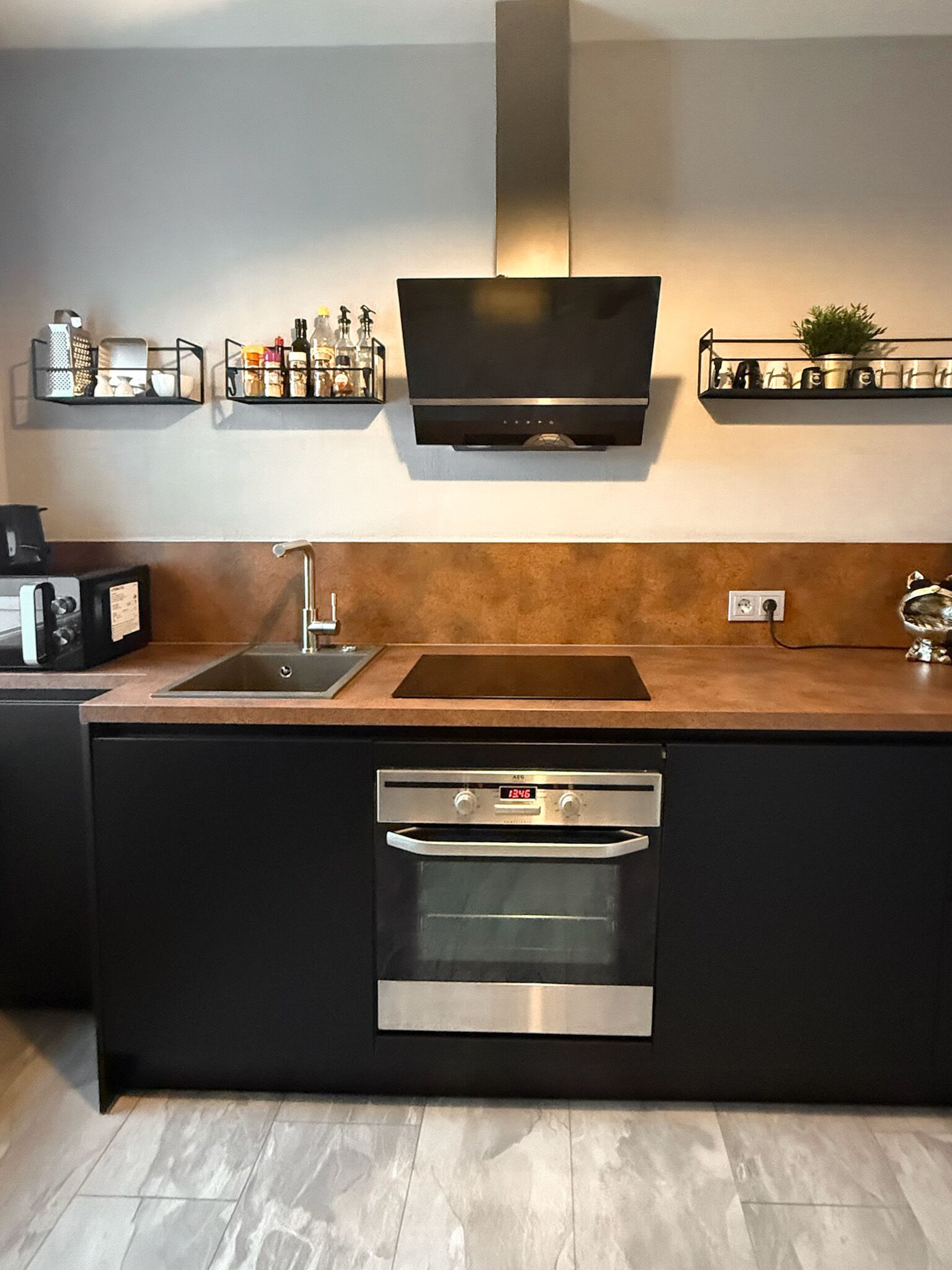 Køleskab, mikrobølgeovn, ovn, kogeplade