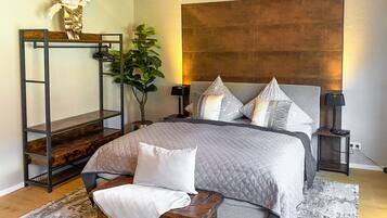 1 Schlafzimmer, Zimmersafe, Schreibtisch, Bügeleisen/Bügelbrett