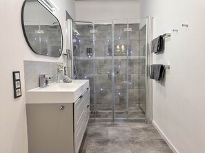 Shower, eco-friendly toiletries, hair dryer, towels - 80sqm deluxe apartment with large terrace (Saarbrücken)