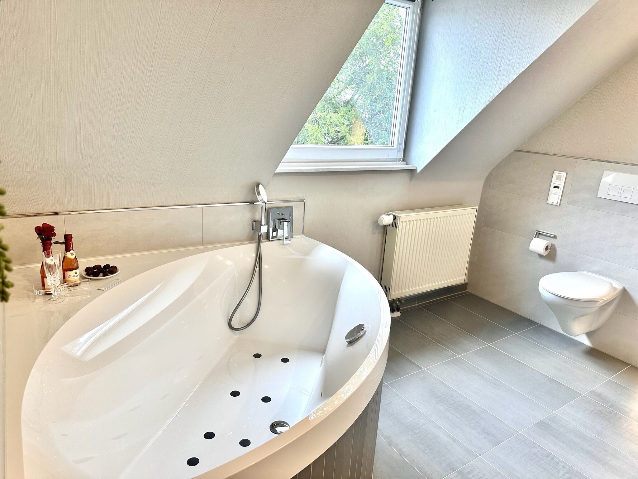 Umweltfreundliche Kosmetikartikel, Haartrockner, Bademäntel, Hausschuhe