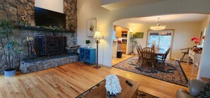 Living area - Main floor master, gourmet kitchen, and Hot tub with amazing mountain views (Golden)