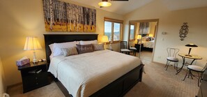 4 bedrooms - Main floor master, gourmet kitchen, and Hot tub with amazing mountain views (Golden)