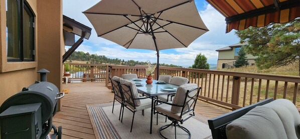 Outdoor dining - Main floor master, gourmet kitchen, and Hot tub with amazing mountain views (Golden)