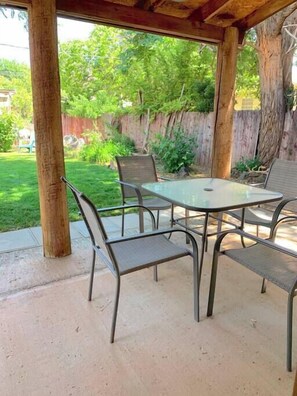 Outdoor dining - Enjoy a Sweet Retreat in Kanab, Utah. Walking distance to all downtown Kanab has to offer. Close to Zion, Bryce Canyon, and the Grand Canyon! (Kanab)