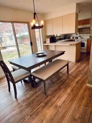 Dining - Enjoy a Sweet Retreat in Kanab, Utah. Walking distance to all downtown Kanab has to offer. Close to Zion, Bryce Canyon, and the Grand Canyon! (Kanab)