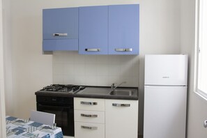 Kühlschrank, Ofen, Herdplatte, Kochgeschirr/Geschirr/Besteck