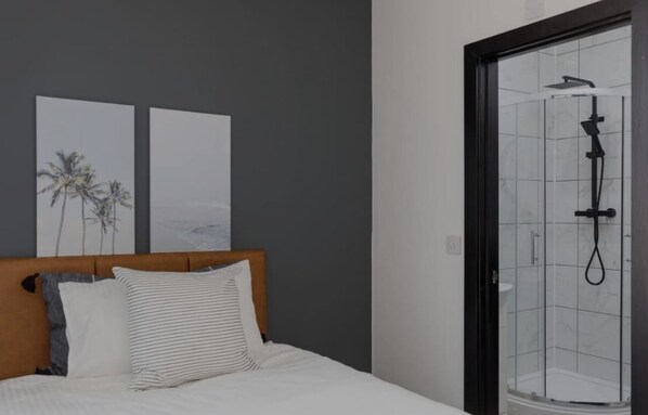 Desk, soundproofing, iron/ironing board, free WiFi - The Residency Rooms Liverpool (Wallasey)