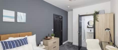 Comfort Room | Desk, soundproofing, iron/ironing board, free WiFi