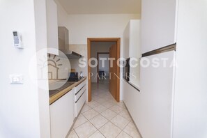 Frigorífic, forn i utensilis de cuina, vaixella i coberteria 