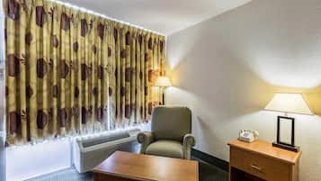 Habitación, 2 camas Queen size, cocineta | Wifi gratis y ropa de cama