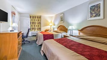 Habitación, 2 camas Queen size, cocineta | Wifi gratis y ropa de cama