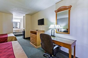 Habitación, 2 camas Queen size, cocineta | Wifi gratis y ropa de cama